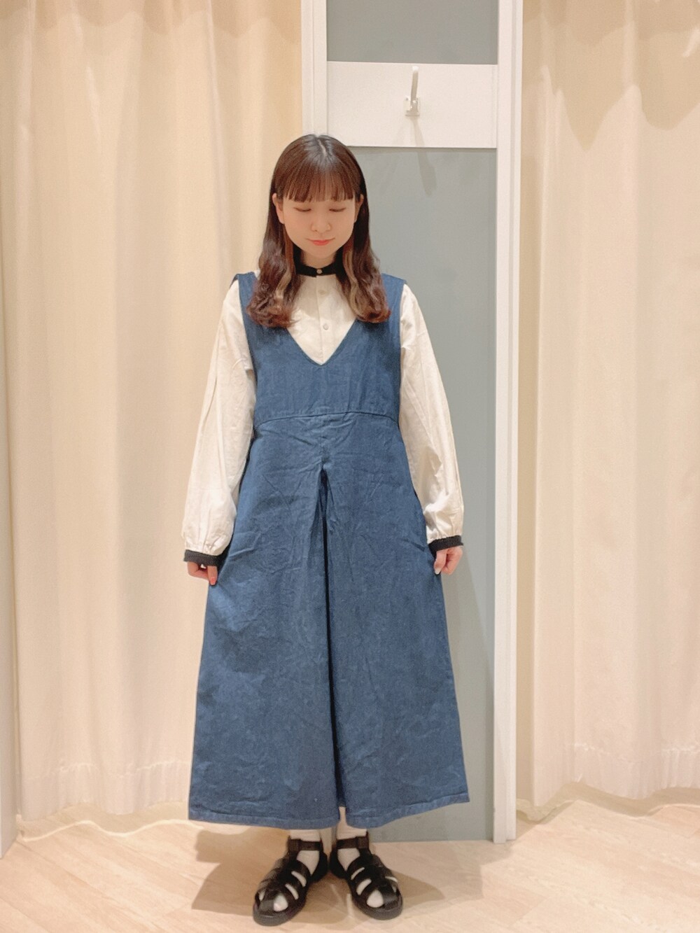 「SM2、Samansa Mos2、サマンサモスモス、デニム、ジャンスカ、ジャンパースカート、マウンテンパーカー、ギャザーチュニック、チュニック、ナチュラル、カジュアル、カジュアルガーリー、春コーデ、春、ナチュラルガーリー」｜「Samansa Mos2の厚底グルカサンダル（サンダル、ブラック系）」を使った、𝙼 𝙸 𝚈 𝚄さん（レディース・158cm）の春コーディネートの3枚目の写真