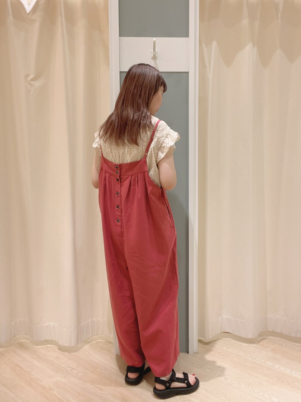 ブラック系のサンダル、ピンク系のサロペット/オーバーオール、ホワイト系のシャツ/ブラウスを着用したレディースの夏コーディネートの2枚目の写真