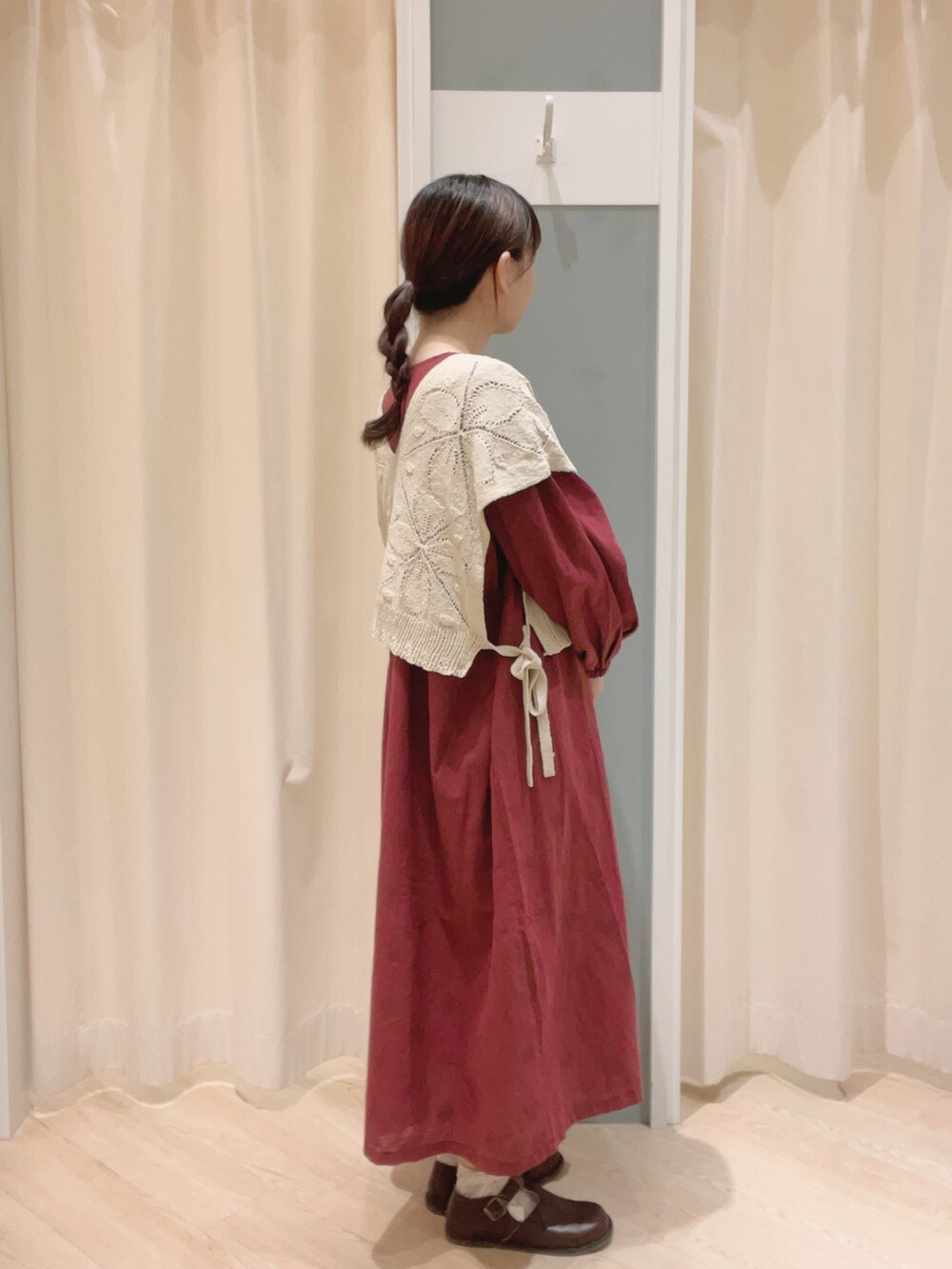 「SM2、Samansa Mos2、サマンサ モスモス(Samansa Mos2)、ワンピース、ベスト、リボン、がまぐちバック、がまぐちショルダー、刺繍、刺繍ワンピース、Tストラップシューズ、ガーリー、大人ガーリー、大人かわいい、秋コーデ」｜「Samansa Mos2のTストラップシューズ（ドレスシューズ、ブラウン系）」を使った、𝙼 𝙸 𝚈 𝚄さん（レディース・158cm）の夏コーディネートの3枚目の写真