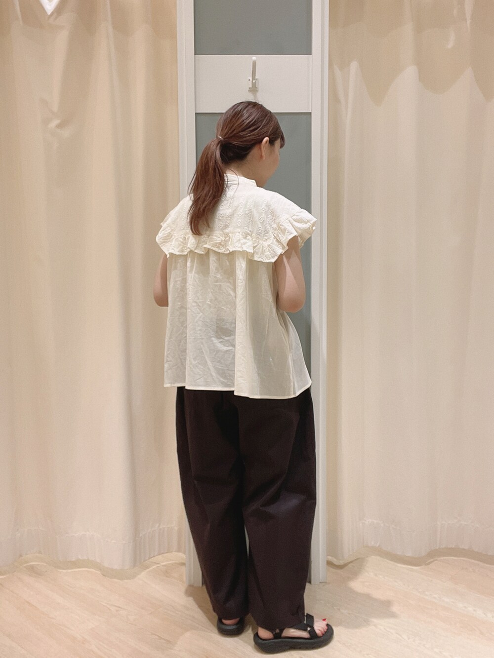 ホワイト系のかごバッグ、ブラック系のサンダル、ホワイト系のシャツ/ブラウスを着用したレディースの夏コーディネートの3枚目の写真