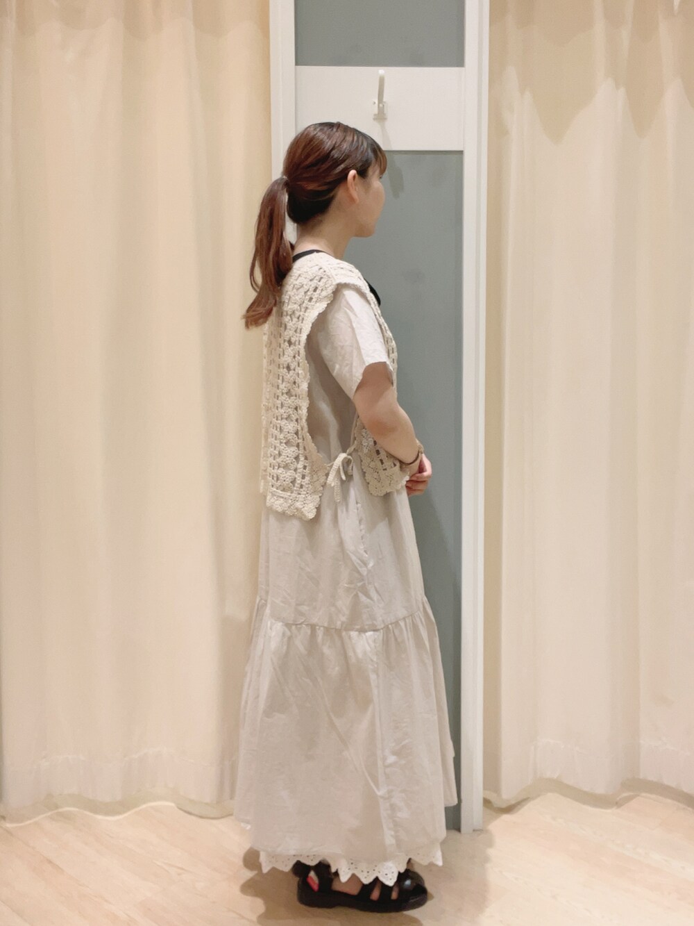 「Samansa Mos2、SM2、サマンサ モスモス(Samansa Mos2)、ワンピース、ティアードワンピース、前後着、前後着ワンピース、パイピング、ベスト、レイヤードスタイル、ナチュラル、ナチュラルガーリー、夏コーデ」｜「Samansa Mos2の厚底グルカサンダル（サンダル、ブラック系）」を使った、𝙼 𝙸 𝚈 𝚄さん（レディース・158cm）の夏コーディネートの2枚目の写真