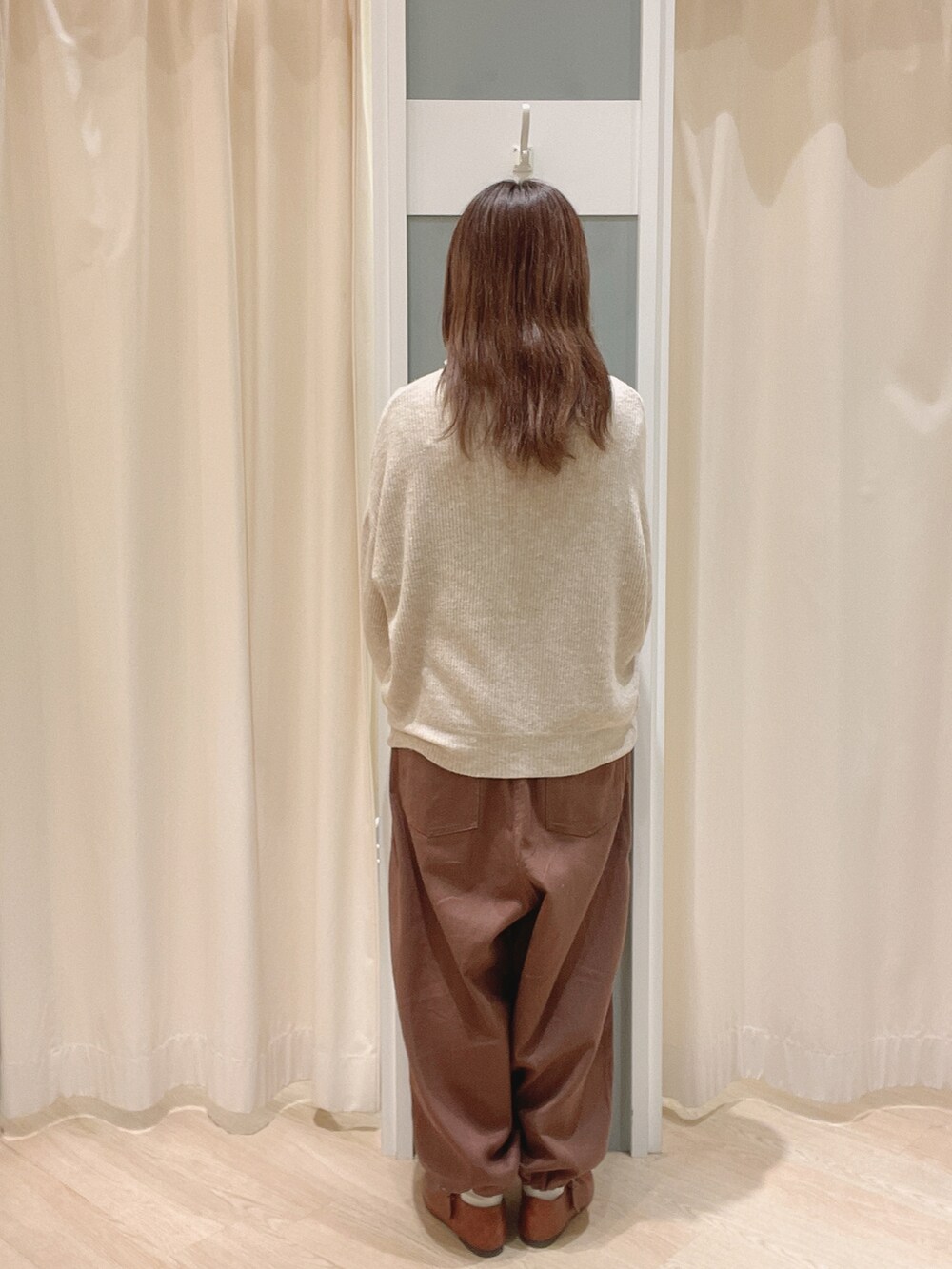 「SM2、Samansa Mos2、サマンサ モスモス(Samansa Mos2)、秋コーデ、ナチュラル、シンプルコーデ、刺繍、カーディガン、サロペット」｜「Samansa Mos2のワンストラップシューズ（パンプス、イエロー系）」を使った、𝙼 𝙸 𝚈 𝚄さん（レディース・158cm）の秋コーディネートの3枚目の写真