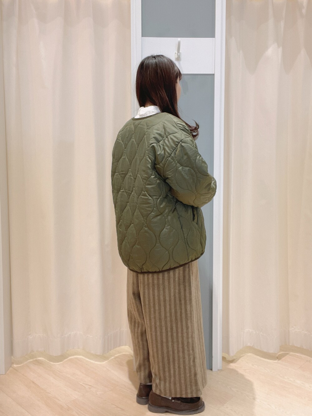 「Samansa Mos2、SM2、サマンサ モスモス(Samansa Mos2)、サロペット、前後2way、リバーシブル、キルティング、ブラウス、秋冬コーデ、冬コーデ、カジュアルコーデ、シンプルコーデ」｜「Samansa Mos2のリバーシブルフリースブルゾン（ブルゾン、グリーン系）」を使った、𝙼 𝙸 𝚈 𝚄さん（レディース・158cm）の冬コーディネートの2枚目の写真