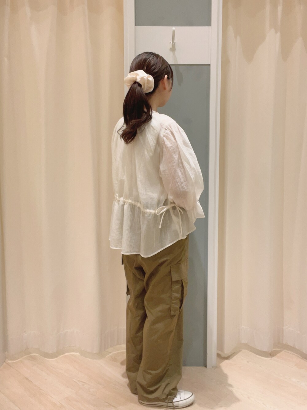 「Samansa Mos2、SM2、サマンサ モスモス(Samansa Mos2)、ナチュラル、カジュアルコーデ、シンプルコーデ、カーゴパンツ、パンツスタイル、ブラウス、シアートップス、夏コーデ、初秋コーデ」｜「Samansa Mos2の◎ギャザーシアーブラウス（シャツ/ブラウス、ホワイト系）」を使った、𝙼 𝙸 𝚈 𝚄さん（レディース・158cm）の夏コーディネートの2枚目の写真