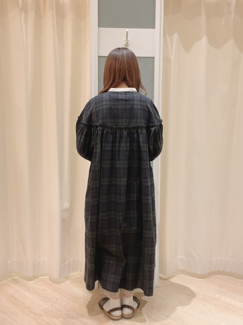 ホワイト系のトートバッグ、ブラウン系のサンダル、ブルー系のワンピースを着用したレディースの夏コーディネートの3枚目の写真