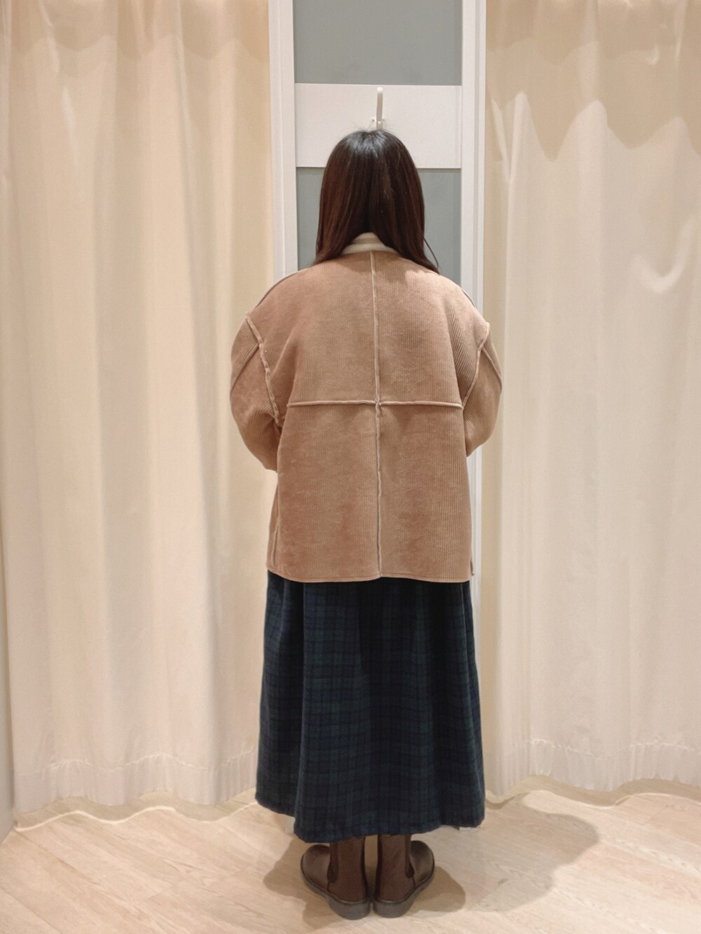 「SM2、Samansa Mos2、サマンサ モスモス(Samansa Mos2)、リバーシブル、ワンピース、ガーリー、大人かわいい、ナチュラルガーリー、リブタートルネック、サイドゴアブーツ、秋冬コーデ、冬コーデ、ボアコート、リバーシブルコート」｜「Samansa Mos2の【マシンウォッシャブル】リブタートルネックニット（ニット/セーター、ホワイト系）」を使った、𝙼 𝙸 𝚈 𝚄さん（レディース・158cm）の秋コーディネートの2枚目の写真