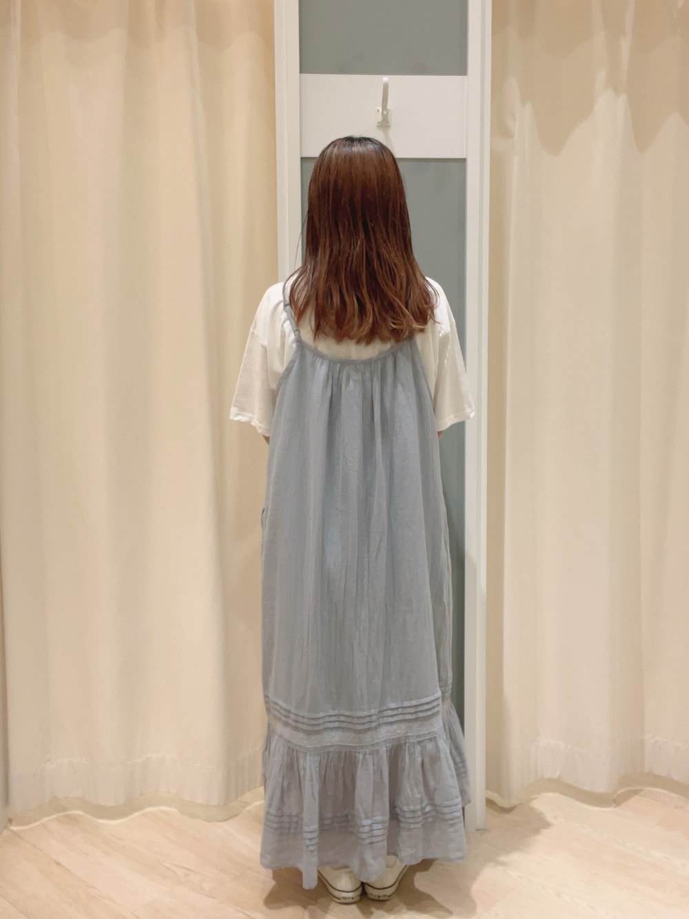 「SM2、Samansa Mos2、サマンサモスモス、ナチュラル、ナチュラルガーリー、キャミワンピ、ワンピース、ロゴT、トートバッグ、夏コーデ」｜「CONVERSEのconverse コンバース AS CORK-PT OX オールスター コルクPT OX 31306290 ABC-MART限定 *NATURAL（スニーカー、ホワイト系）」を使った、𝙼 𝙸 𝚈 𝚄さん（レディース・158cm）の夏コーディネートの3枚目の写真