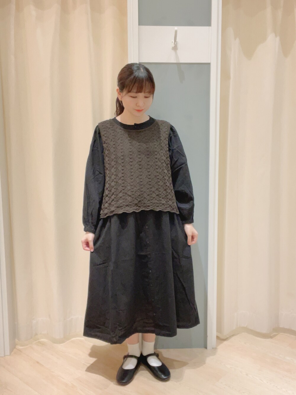 「SM2、Samansa Mos2、サマンサ モスモス(Samansa Mos2)、ワンピース、ベスト、前後着ベスト、かごバッグ、ワンストラップシューズ、ナチュラル、ナチュラルガーリー、大人ガーリー、秋コーデ」｜「Samansa Mos2の透かし編みアバカバッグ（ハンドバッグ、ホワイト系）」を使った、𝙼 𝙸 𝚈 𝚄さん（レディース・158cm）の夏コーディネートの2枚目の写真