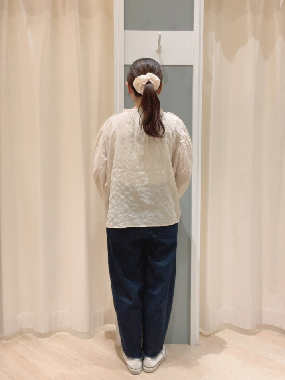 「Samansa Mos2、SM2、サマンサ モスモス(Samansa Mos2)、ナチュラル、ナチュラルガーリー、ブラウス、デニム、フリルブラウス、夏コーデ、秋コーデ」｜「Samansa Mos2のボストンショルダーバッグ（ショルダーバッグ、ブラック系）」を使った、𝙼 𝙸 𝚈 𝚄さん（レディース・158cm）の夏コーディネートの4枚目の写真