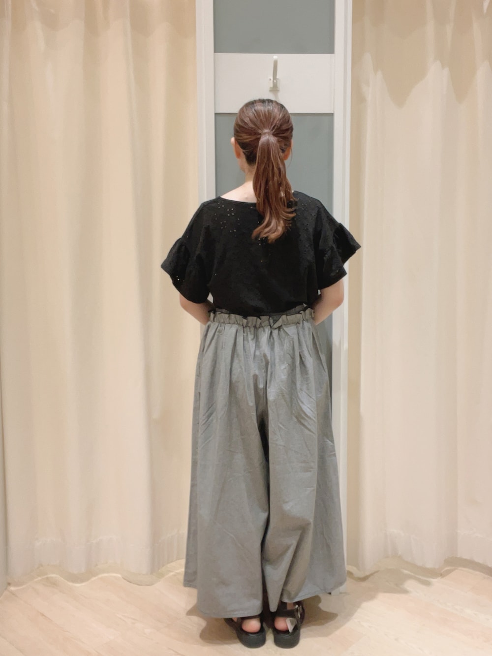 「Samansa Mos2、SM2、サマンサ モスモス(Samansa Mos2)、ナチュラル、ナチュラルガーリー、大人ガーリー、大人かわいい、レースカットソー、レース、ハカマパンツ、夏コーデ」｜「Samansa Mos2のアイレットレース柄カットソー（Tシャツ/カットソー、ブラック系）」を使った、𝙼 𝙸 𝚈 𝚄さん（レディース・158cm）の夏コーディネートの3枚目の写真