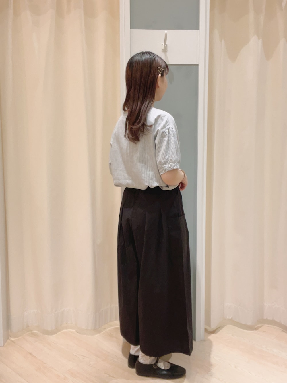「Samansa Mos2、SM2、サマンサ モスモス(Samansa Mos2)、ナチュラル、ナチュラルガーリー、ブラウス、ワンストラップシューズ、パンツスタイル、夏コーデ、秋コーデ」｜「Samansa Mos2のワンストラップシューズ（ドレスシューズ、ブラック系）」を使った、𝙼 𝙸 𝚈 𝚄さん（レディース・158cm）の夏コーディネートの2枚目の写真