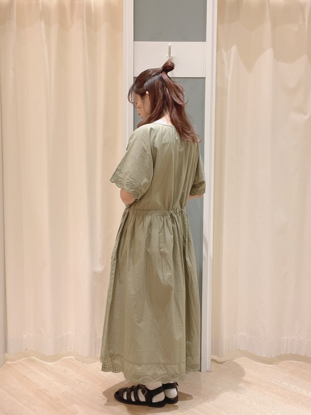 「SM2、Samansa Mos2、サマンサ モスモス(Samansa Mos2)、ガーリー、大人ガーリー、夏コーデ、スカラップ、ワンピース、かごバッグ、グルカサンダル」｜「Samansa Mos2のかぎ編みモチーフ付カゴバッグ（かごバッグ、ブラック系）」を使った、𝙼 𝙸 𝚈 𝚄さん（レディース・158cm）の夏コーディネートの2枚目の写真