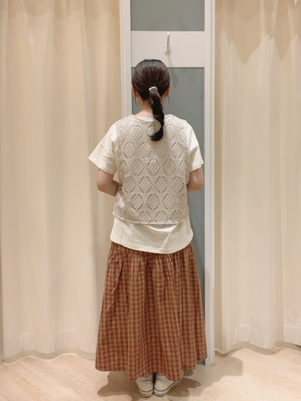 「Samansa Mos2、サマンサ モスモス(Samansa Mos2)、SM2、ナチュラル、ナチュラルガーリー、レトロ、レトロガーリー、Tシャツ、ロゴT、ティアードスカート、スカート、夏コーデ、秋コーデ」｜「CONVERSEのconverse コンバース AS CORK-PT OX オールスター コルクPT OX 31306290 ABC-MART限定 *NATURAL（スニーカー、ホワイト系）」を使った、𝙼 𝙸 𝚈 𝚄さん（レディース・158cm）の夏コーディネートの3枚目の写真