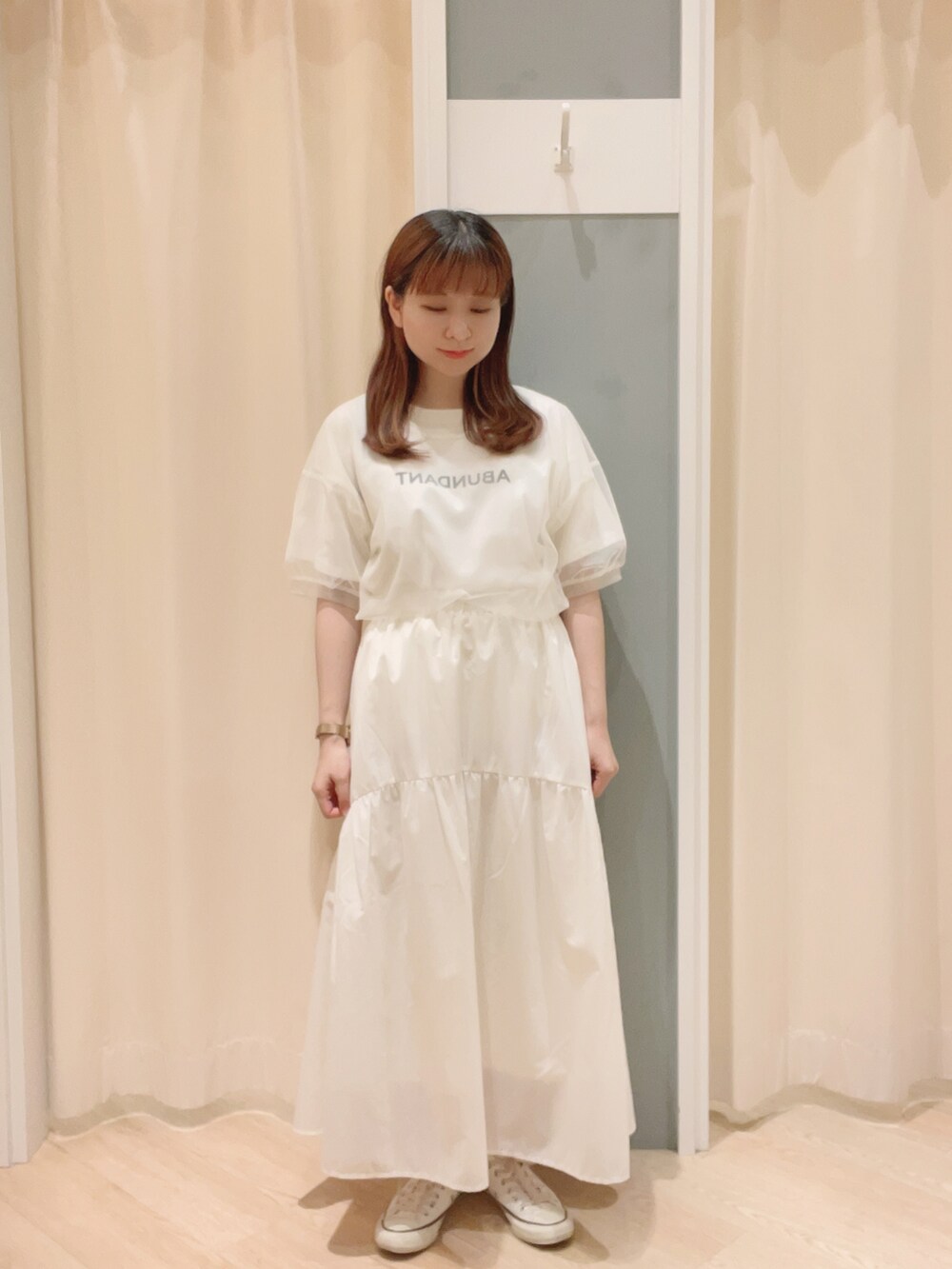 「Samansa Mos2、サマンサ モスモス(Samansa Mos2)、SM2、シンプルコーデ、ナチュラル、レイヤードスタイル、ホワイトコーデ、Tシャツ、スカート、夏コーデ」｜「CONVERSEのconverse コンバース AS CORK-PT OX オールスター コルクPT OX 31306290 ABC-MART限定 *NATURAL（スニーカー、ホワイト系）」を使った、𝙼 𝙸 𝚈 𝚄さん（レディース・158cm）の夏コーディネートの2枚目の写真