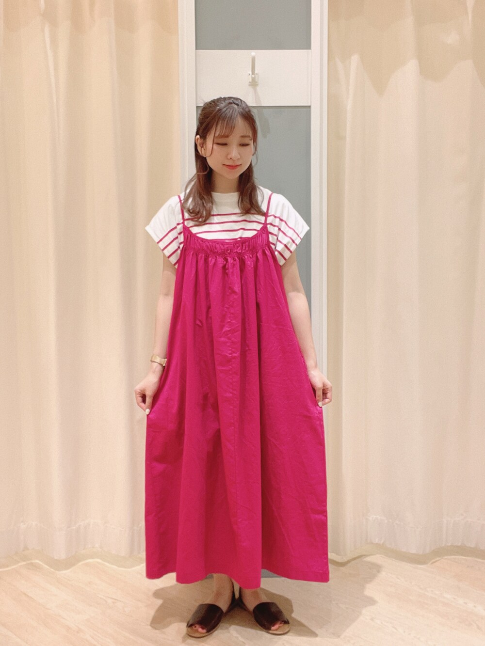 ホワイト系のトートバッグ、ブラウン系のサンダル、ピンク系のワンピースを着用したレディースの夏コーディネートの2枚目の写真