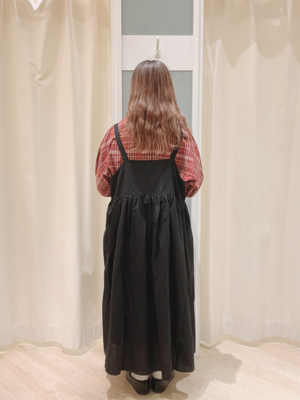 ブラック系のバレエシューズ、パープル系のトートバッグ、ブラック系のワンピースを着用したレディースの夏コーディネートの4枚目の写真