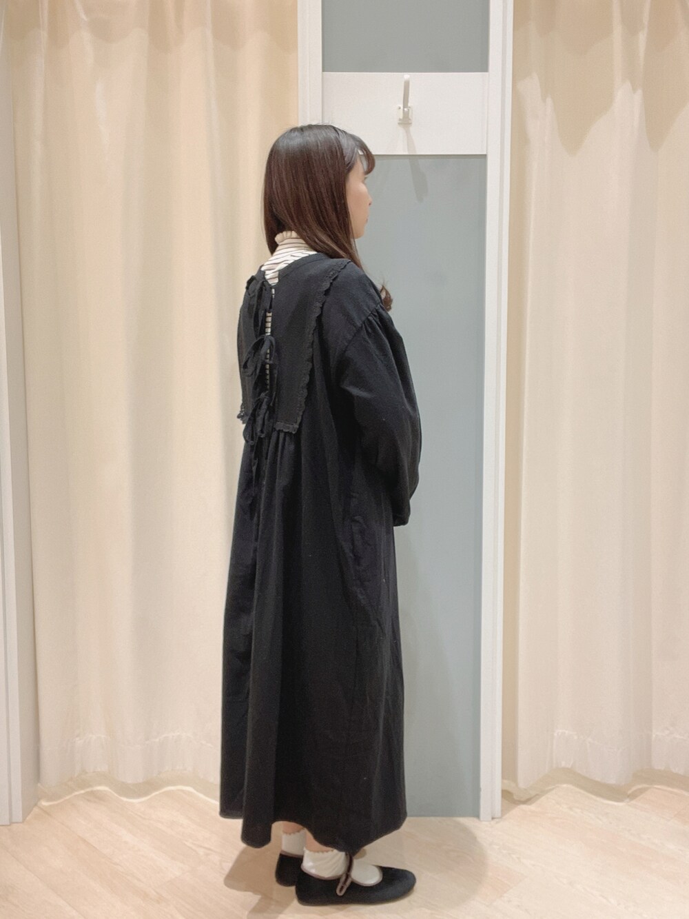 「SM2、Samansa Mos2 blue、サマンサ モスモス(Samansa Mos2)、ナチュラル、ナチュラルガーリー、ガーリー、ワンピース、バックリボン、リボン、秋冬コーデ、冬コーデ」｜「Samansa Mos2のベロアパイピングシューズ（ドレスシューズ、ブラック系）」を使った、𝙼 𝙸 𝚈 𝚄さん（レディース・158cm）の冬コーディネートの2枚目の写真