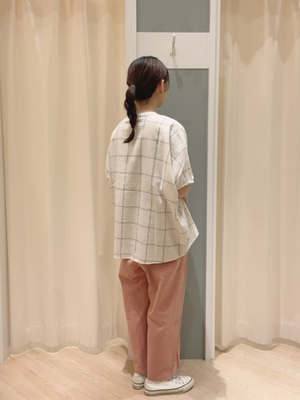 「Samansa Mos2、SM2、サマンサ モスモス(Samansa Mos2)、ブラウス、パンツスタイル、ストレートパンツ、かごバッグ、ナチュラル、夏コーデ、初秋コーデ」｜「Samansa Mos2の透かし編みアバカバッグ（ハンドバッグ、ホワイト系）」を使った、𝙼 𝙸 𝚈 𝚄さん（レディース・158cm）の夏コーディネートの3枚目の写真