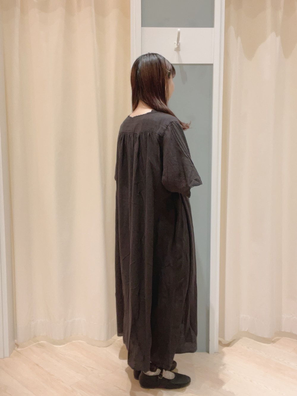 「Samansa Mos2、SM2、サマンサ モスモス(Samansa Mos2)、ワンピース、レース、レースワンピース、パンツスタイル、ナチュラル、ナチュラルガーリー、大人かわいい、ワンストラップシューズ、夏コーデ、秋コーデ」｜「Samansa Mos2のワンストラップシューズ（ドレスシューズ、ブラック系）」を使った、𝙼 𝙸 𝚈 𝚄さん（レディース・158cm）の夏コーディネートの2枚目の写真