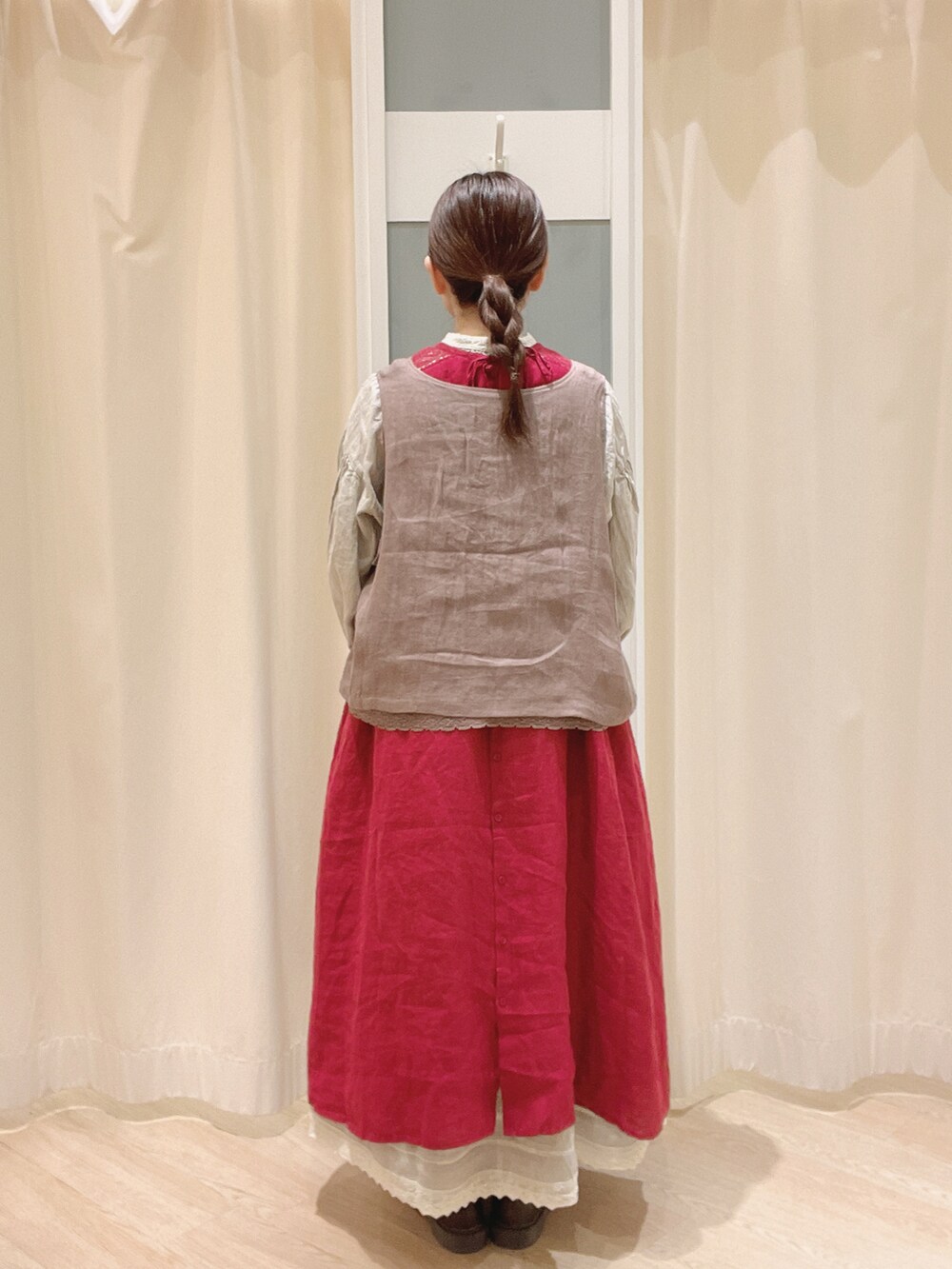 「Samansa Mos2、SM2、サマンサ モスモス(Samansa Mos2)、kazumiさんコラボ、ノースリーブワンピース、ワンピース、ベスト、前後着ベスト、リバーシブルベスト、レース、秋コーデ、レーススカート、ブラウス」｜「kazumiさん × SamansaMos2のアイテム（ワンピース/ドレス、レッド系）」を使った、𝙼 𝙸 𝚈 𝚄さん（レディース・158cm）の夏コーディネートの3枚目の写真