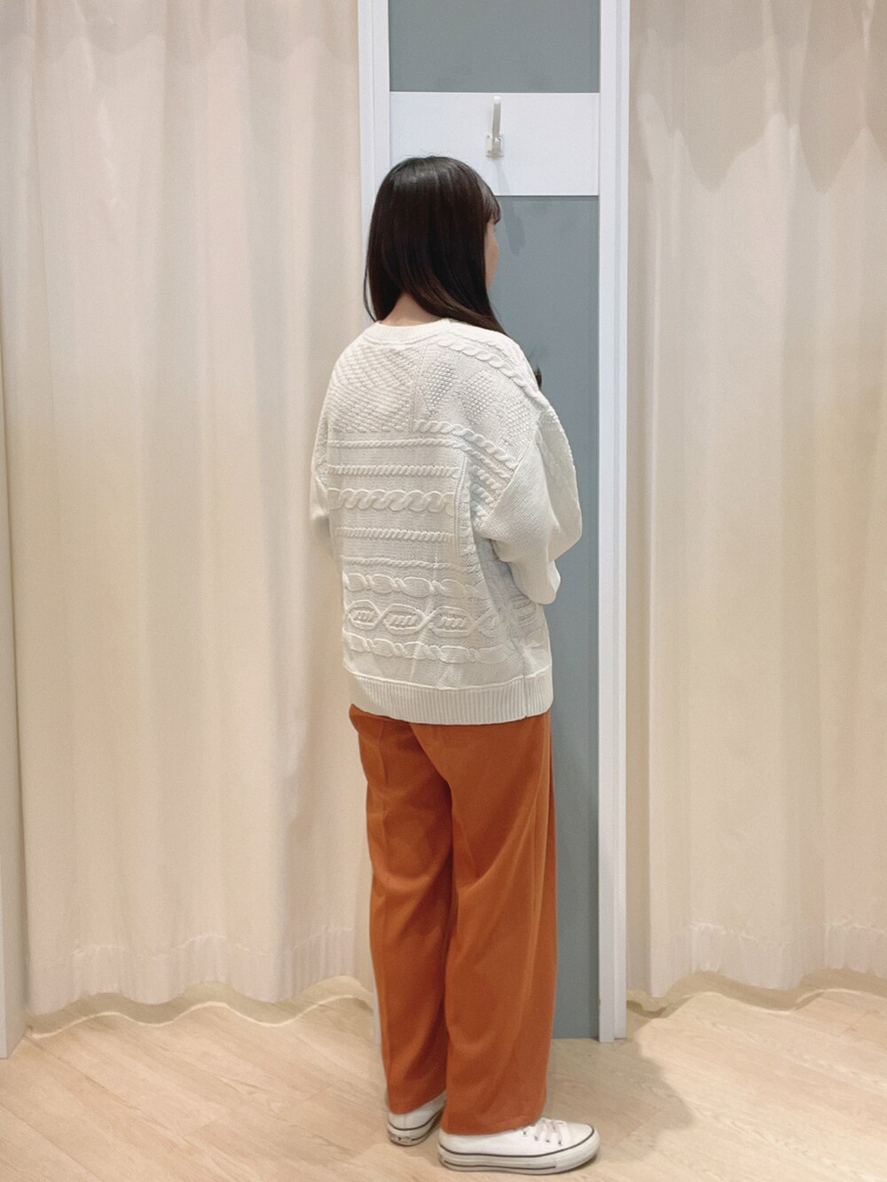 オレンジ系のその他パンツ、ホワイト系のスニーカー、ホワイト系のノーカラージャケットを着用したレディースの冬コーディネートの5枚目の写真