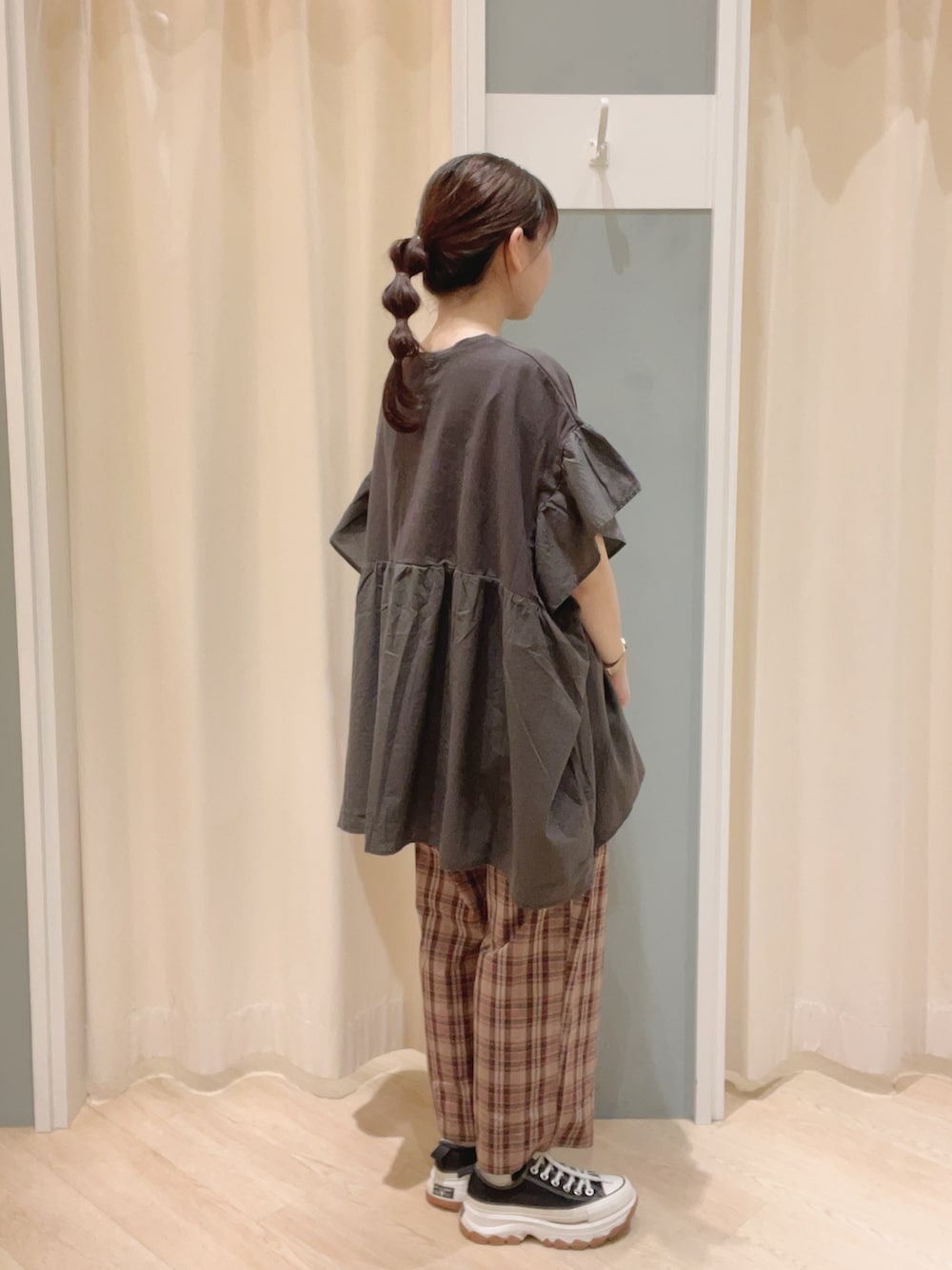「SM2、Samansa Mos2、サマンサ モスモス(Samansa Mos2)、シンプルコーデ、ナチュラル、チュニック、チェックパンツ、チェック、パンツスタイル、converse、夏コーデ」｜「Samansa Mos2の【接触冷感】柄アソートゆるストレートパンツ（その他パンツ、ブラウン系）」を使った、𝙼 𝙸 𝚈 𝚄さん（レディース・158cm）の夏コーディネートの2枚目の写真