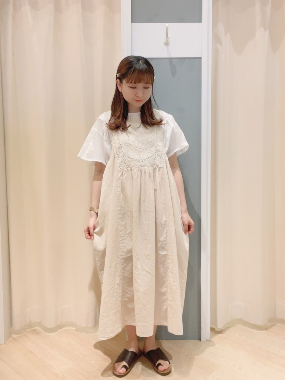 「Samansa Mos2、SM2、サマンサモスモス、夏コーデ、ナチュラルガーリー、大人ガーリー、レースワンピース、ノースリワンピ、ワンピース、レース、レースブラウス、ブラウス」｜「Samansa Mos2のサムリングクロスサンダル（サンダル、ブラウン系）」を使った、𝙼 𝙸 𝚈 𝚄さん（レディース・158cm）の夏コーディネートの2枚目の写真