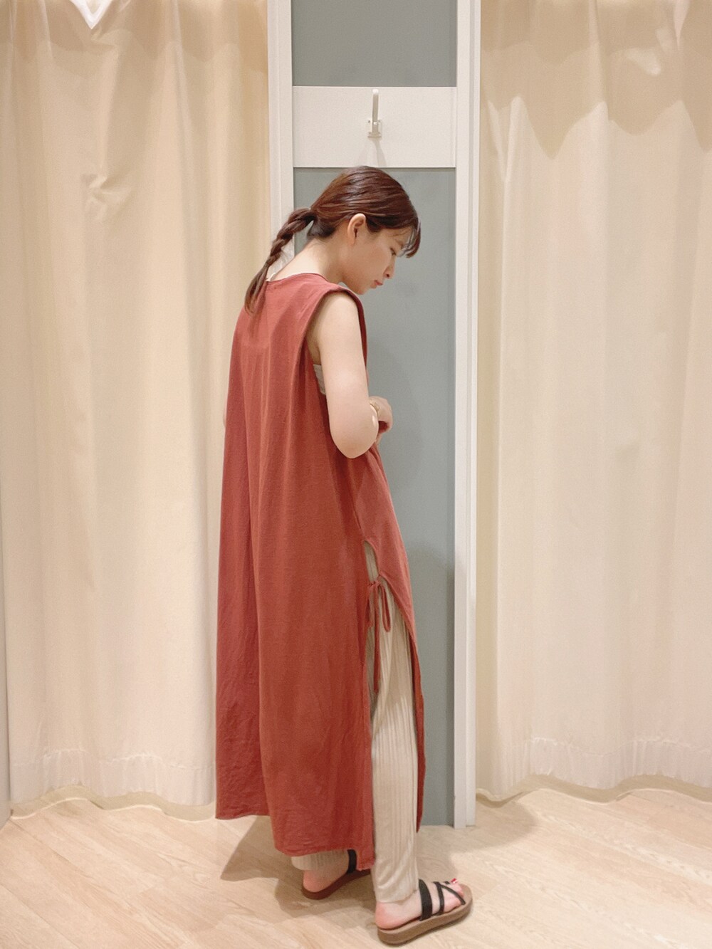 ブラウン系のサンダル、レッド系のワンピース、ベージュ系のその他パンツを着用したレディースの夏コーディネートの2枚目の写真