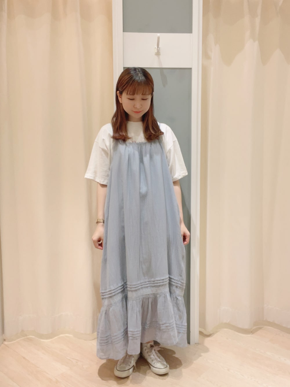 「SM2、Samansa Mos2、サマンサモスモス、ナチュラル、ナチュラルガーリー、キャミワンピ、ワンピース、ロゴT、トートバッグ、夏コーデ」｜「CONVERSEのconverse コンバース AS CORK-PT OX オールスター コルクPT OX 31306290 ABC-MART限定 *NATURAL（スニーカー、ホワイト系）」を使った、𝙼 𝙸 𝚈 𝚄さん（レディース・158cm）の夏コーディネートの2枚目の写真