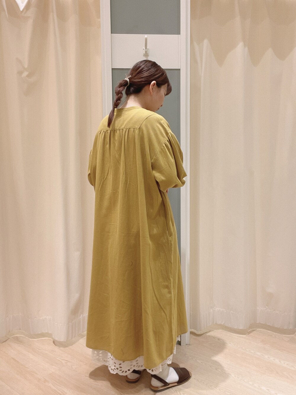 ホワイト系のかごバッグ、ブラウン系のサンダル、ホワイト系のスカートを着用したレディースの夏コーディネートの3枚目の写真