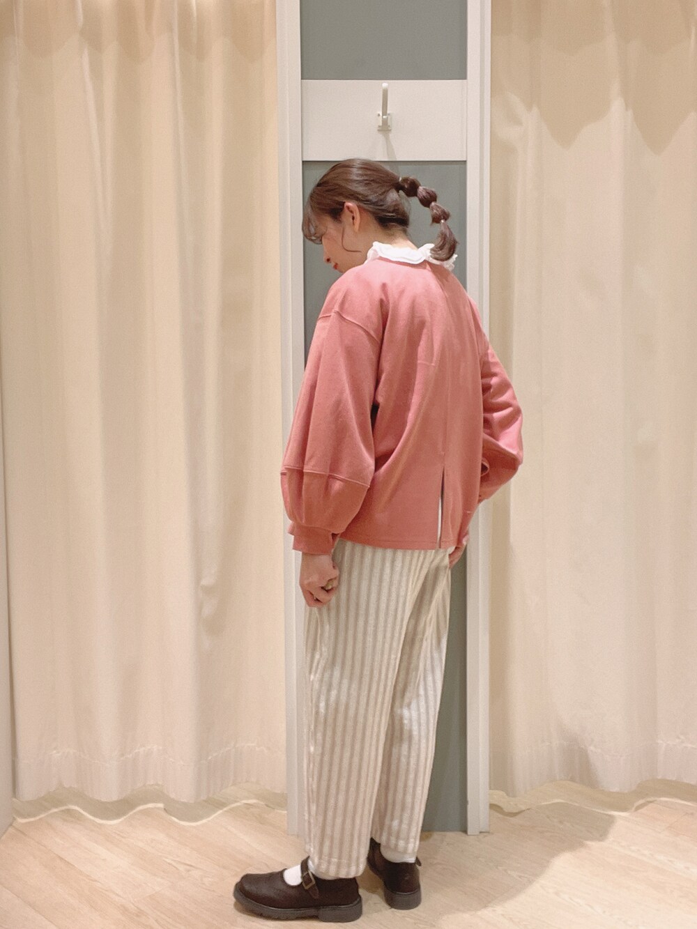 ブラウン系のその他シューズ、ベージュ系のその他パンツ、グリーン系のスウェットを着用したレディースの春コーディネートの2枚目の写真