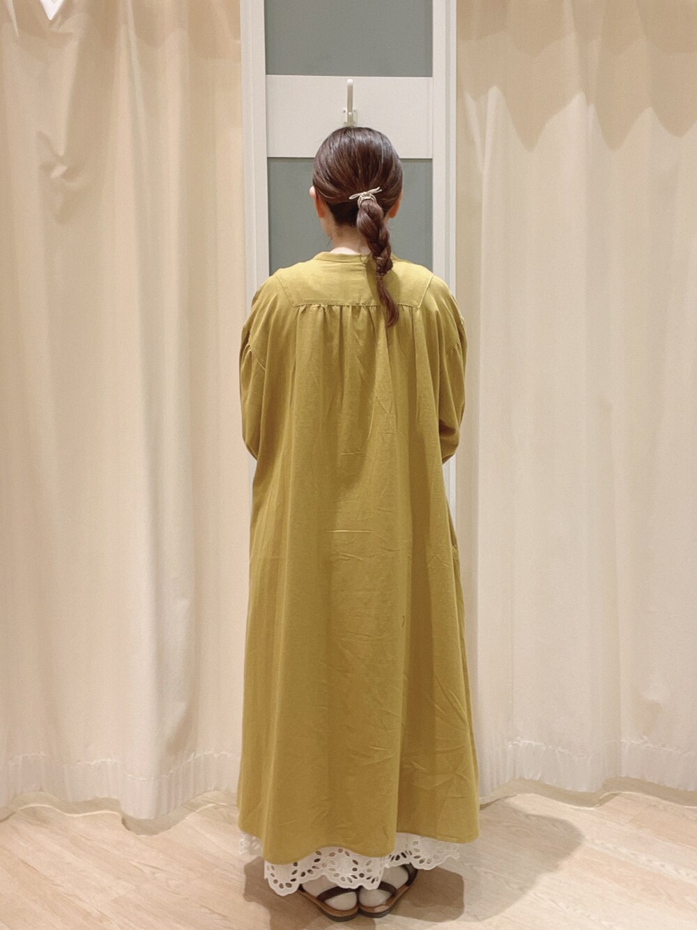 ホワイト系のかごバッグ、ブラウン系のサンダル、ホワイト系のスカートを着用したレディースの夏コーディネートの4枚目の写真