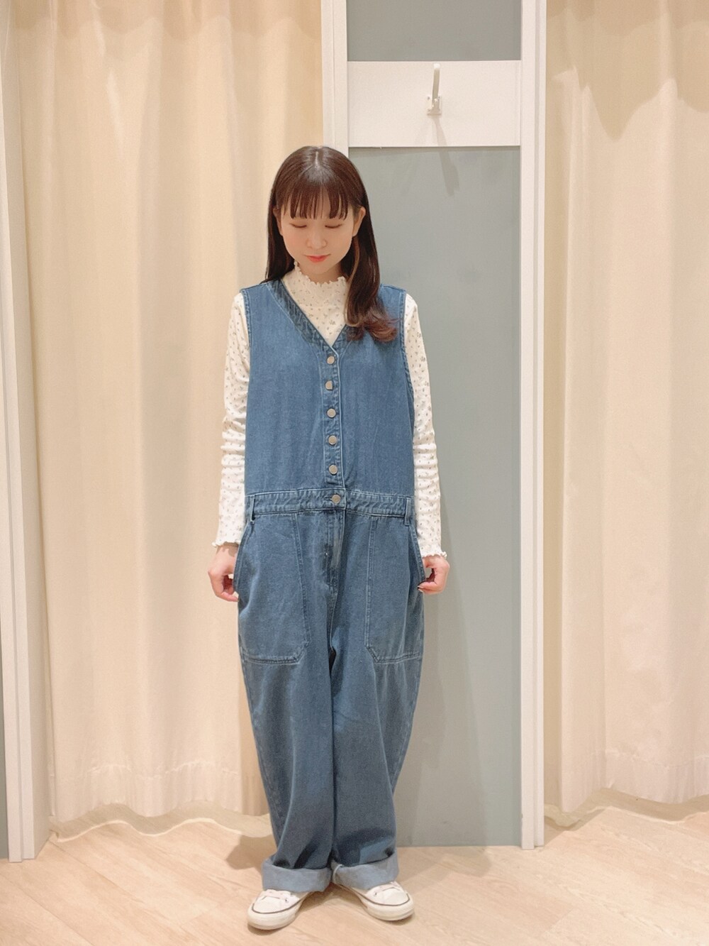 「SM2、Samansa Mos2、サマンサ モスモス(Samansa Mos2)、サロペット、キルトジャケット、ナチュラル、シンプルコーデ、おでかけコーデ、converse、花柄、春コーデ」｜「Samansa Mos2のデニムサロペット（サロペット/オーバーオール、ブルー系）」を使った、𝙼 𝙸 𝚈 𝚄さん（レディース・158cm）の冬コーディネートの2枚目の写真