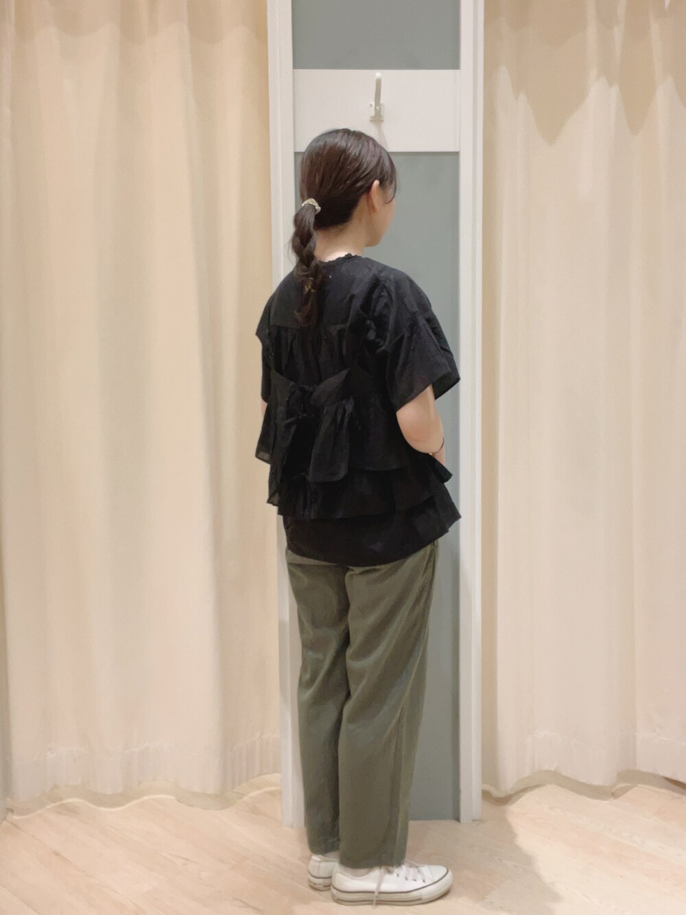 「Samansa Mos2、SM2、サマンサ モスモス(Samansa Mos2)、ブラウス、キャミブラウス、パンツスタイル、カジュアルコーデ、シンプルコーデ、かごバッグ、ナチュラル、夏コーデ」｜「Samansa Mos2の水草レースカゴバッグ（ハンドバッグ、ブラック系）」を使った、𝙼 𝙸 𝚈 𝚄さん（レディース・158cm）の夏コーディネートの3枚目の写真