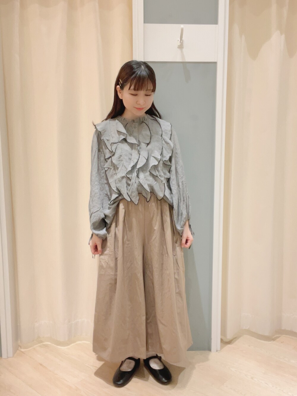 「Samansa Mos2、SM2、サマンサ モスモス(Samansa Mos2)、ブラウス、ガウチョパンツ、パンツスタイル、フリル、フリルブラウス、ナチュラル、ナチュラルガーリー」｜「Samansa Mos2のワンストラップシューズ（ドレスシューズ、ブラック系）」を使った、𝙼 𝙸 𝚈 𝚄さん（レディース・158cm）の夏コーディネートの2枚目の写真