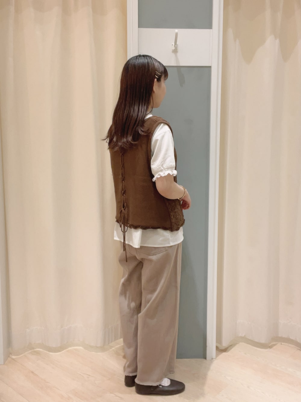 「SM2、Samansa Mos2、サマンサ モスモス(Samansa Mos2)、ナチュラル、ナチュラルガーリー、ベスト、ブラウス、パンツスタイル、ブラウンコーデ、夏コーデ、秋コーデ」｜「Samansa Mos2のワンストラップシューズ（ドレスシューズ、ブラウン系）」を使った、𝙼 𝙸 𝚈 𝚄さん（レディース・158cm）の夏コーディネートの2枚目の写真