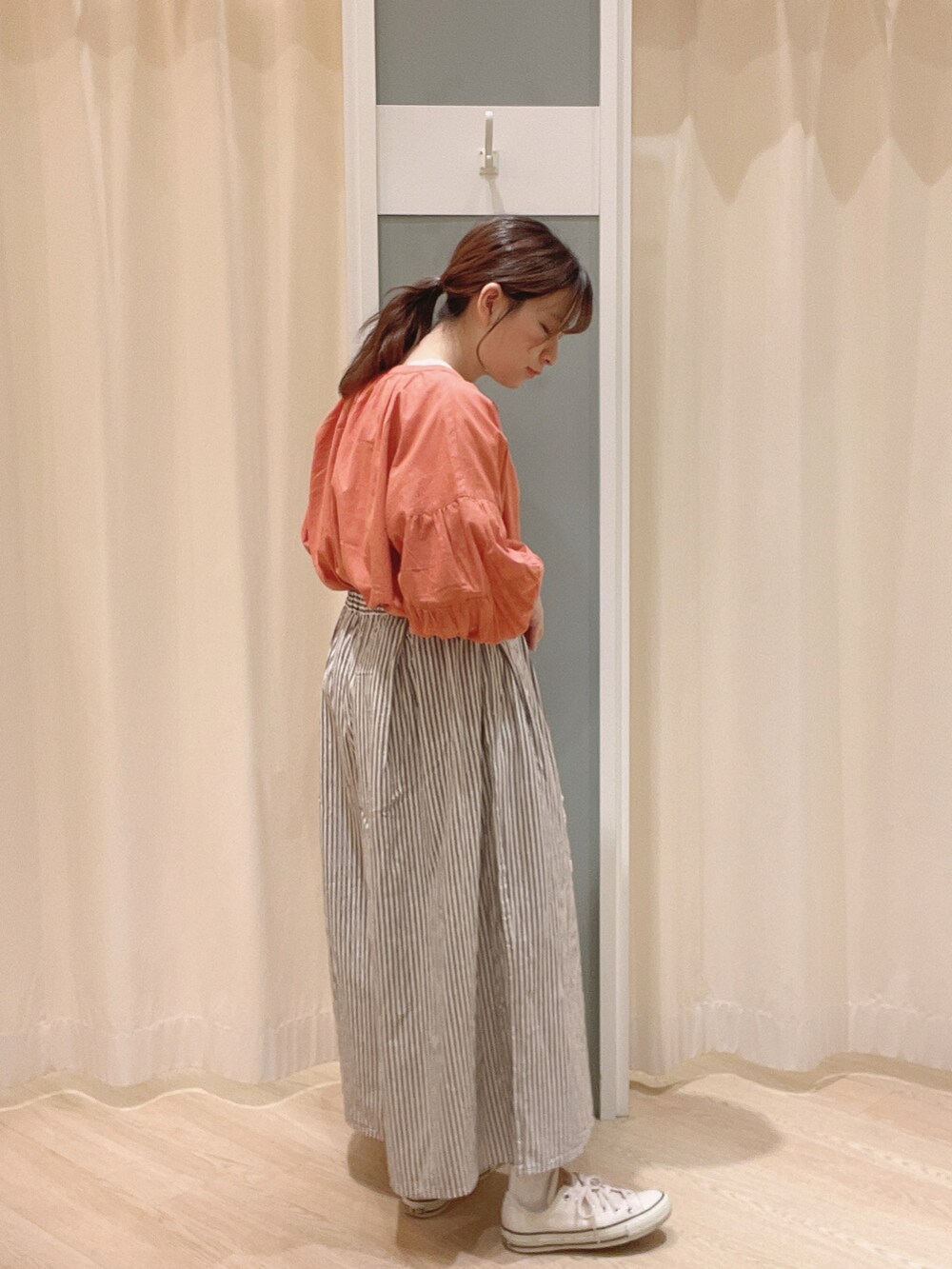 ホワイト系のトートバッグ、ピンク系のシャツ/ブラウス、ホワイト系のTシャツ/カットソーを着用したレディースの春コーディネートの2枚目の写真