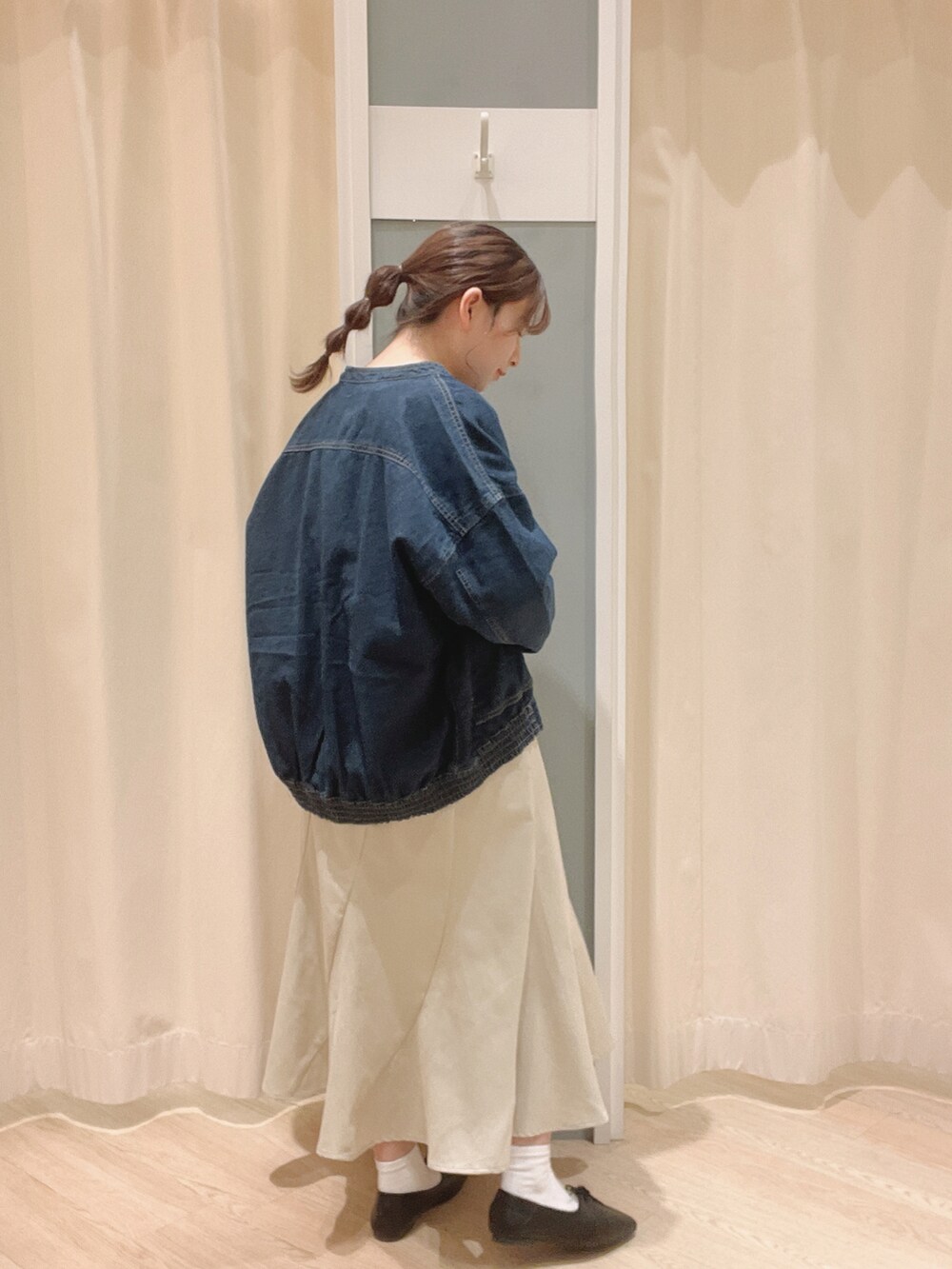 「SM2、Samansa Mos2 blue、サマンサモスモスブルー、カジュアル、シンプル、デニム、デニムジャケット、春コーデ、切替スカート、ボーダー」｜「Samansa Mos2 blueのバスクシャツ（Tシャツ/カットソー、グリーン系）」を使った、𝙼 𝙸 𝚈 𝚄さん（レディース・158cm）の春コーディネートの2枚目の写真