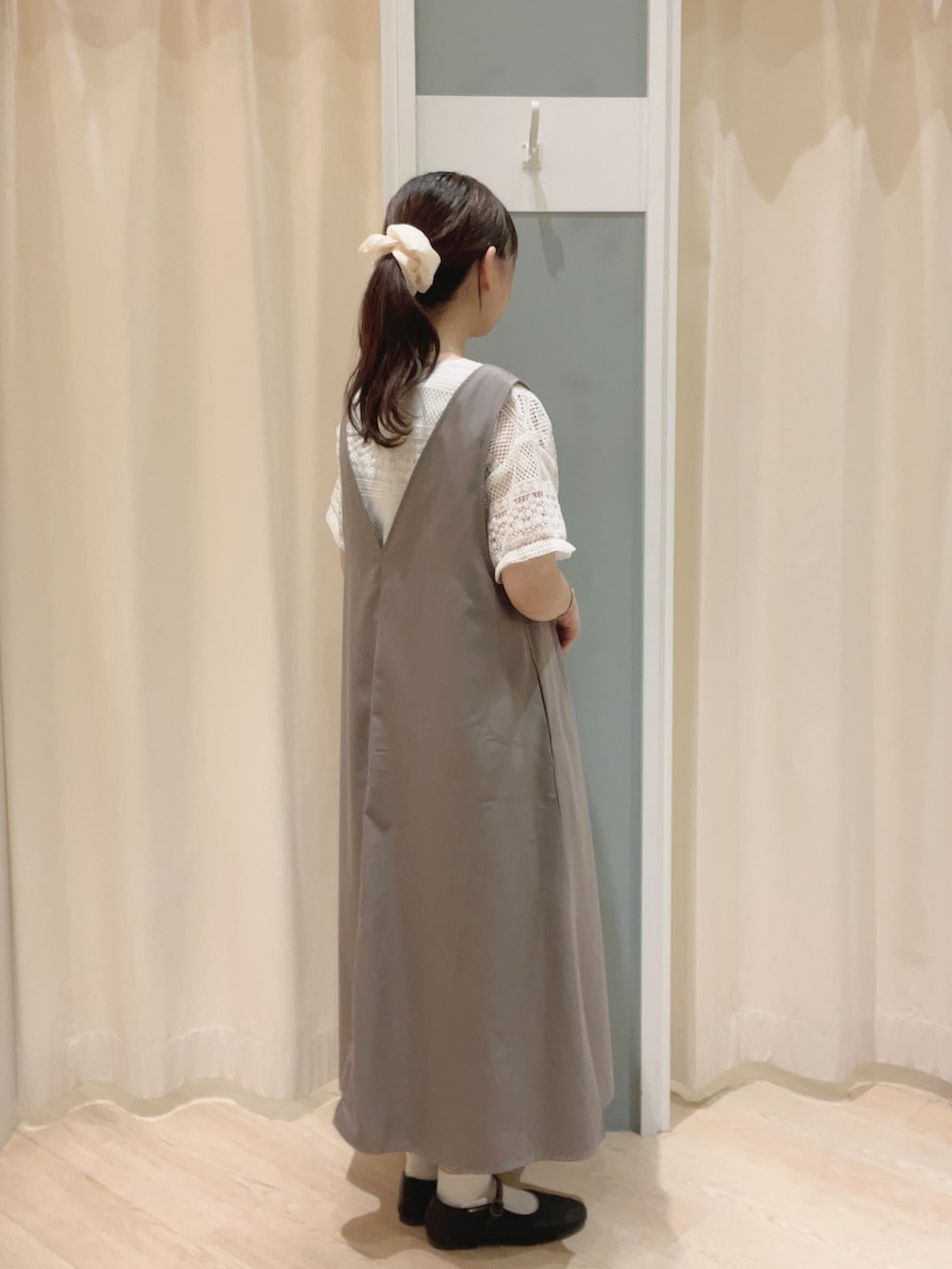 「SM2、Samansa Mos2、サマンサ モスモス(Samansa Mos2)、ナチュラル、ナチュラルガーリー、大人かわいい、ジャンパースカート、ブラウス、リボン、前後着、前後着ワンピース、夏コーデ、秋コーデ」｜「Samansa Mos2の前後着ジャンパースカート（ワンピース、グレー系）」を使った、𝙼 𝙸 𝚈 𝚄さん（レディース・158cm）の夏コーディネートの2枚目の写真