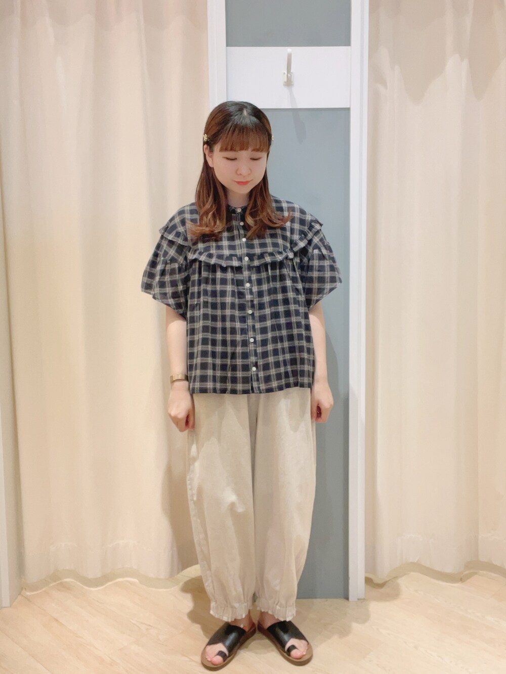 「SM2、Samansa Mos2、サマンサ モスモス(Samansa Mos2)、ナチュラル、ナチュラルガーリー、大人ガーリー、フリルブラウス、ブラウス、バルーンパンツ、フリル、かごバッグ、夏コーデ」｜「Samansa Mos2の透かし編みメルカドバッグ（ハンドバッグ、グレー系）」を使った、𝙼 𝙸 𝚈 𝚄さん（レディース・158cm）の夏コーディネートの2枚目の写真
