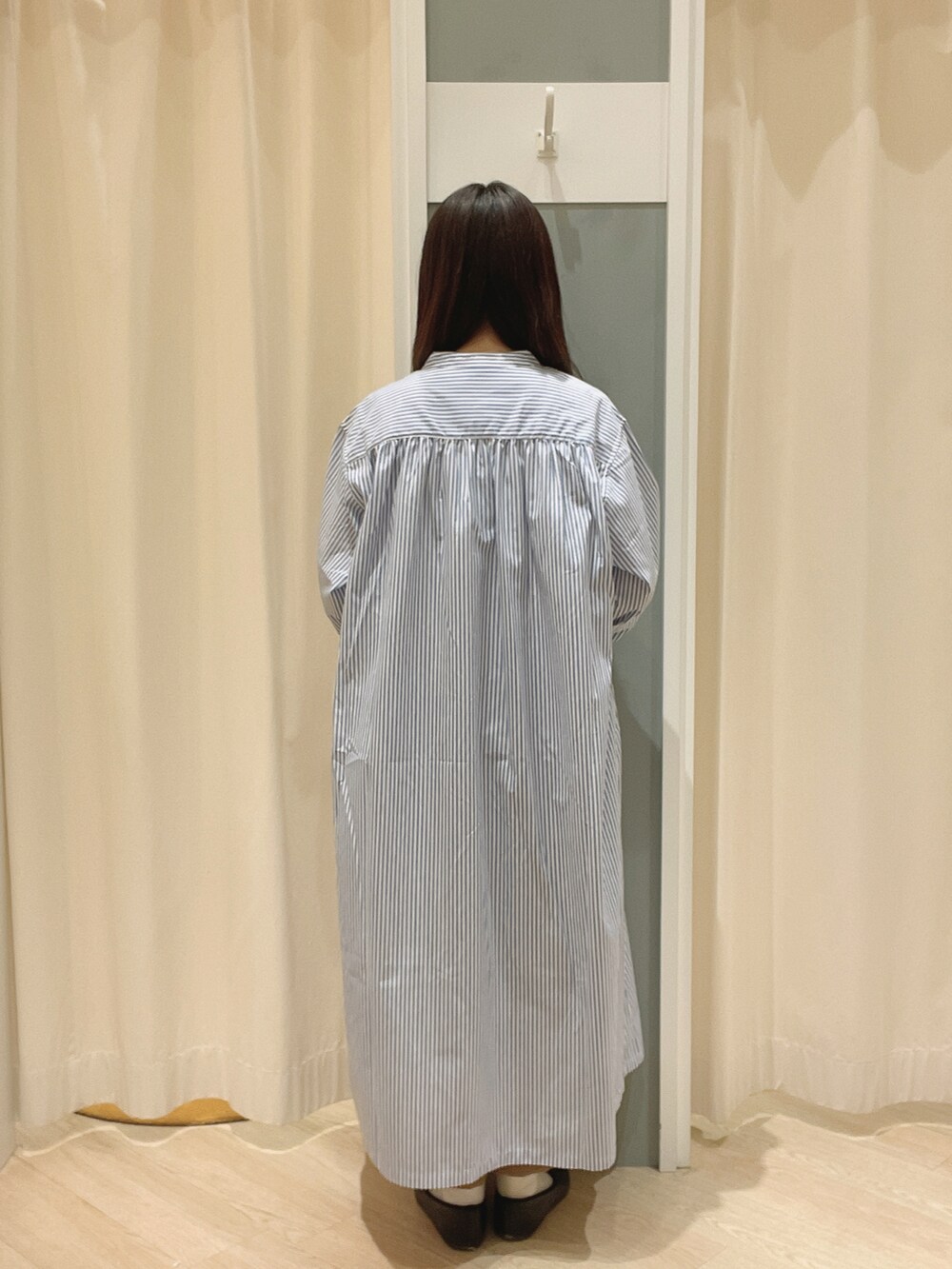 ブラック系のバレエシューズ、ブラック系のハンドバッグ、ベージュ系のその他パンツを着用したレディースの春コーディネートの4枚目の写真