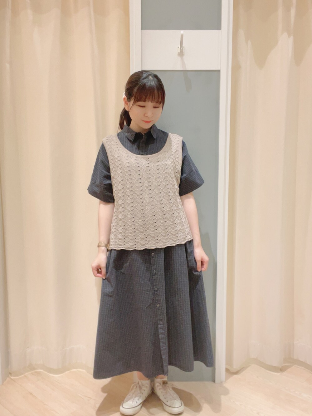 「Samansa Mos2、SM2、サマンサ モスモス(Samansa Mos2)、ナチュラル、ナチュラルガーリー、カジュアルガーリー、シャツワンピ、シャツワンピース、ベスト、かごバッグ、夏コーデ、初秋コーデ」｜「Samansa Mos2の透かし編みアバカバッグ（ハンドバッグ、ホワイト系）」を使った、𝙼 𝙸 𝚈 𝚄さん（レディース・158cm）の夏コーディネートの2枚目の写真