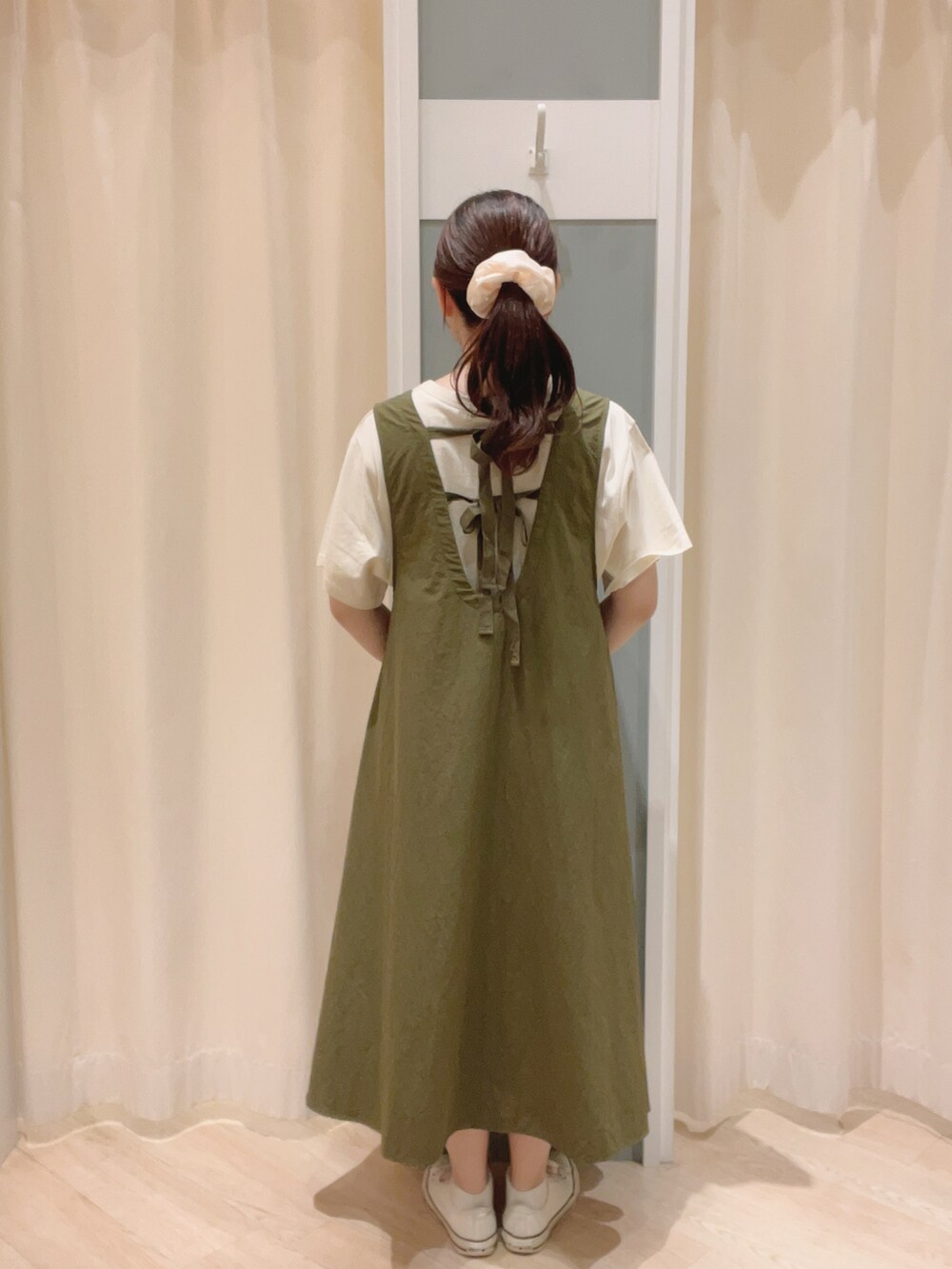 「Samansa Mos2、SM2、サマンサ モスモス(Samansa Mos2)、ジャンパースカート、リボン、前後着、ロゴT、Tシャツ、カーキ、ジャンスカ、ナチュラル、カジュアルコーデ、カジュアルガーリー、夏コーデ、秋コーデ」｜「Samansa Mos2のフロッキープリントTシャツ（Tシャツ/カットソー、ホワイト系）」を使った、𝙼 𝙸 𝚈 𝚄さん（レディース・158cm）の夏コーディネートの3枚目の写真