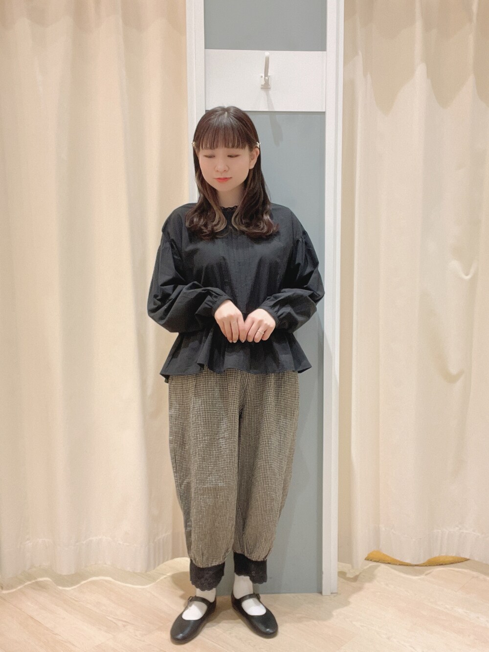 「Samansa Mos2、サマンサモスモス、SM2、ナチュラル、ナチュラルガーリー、大人ガーリー、大人かわいい、ガーリー、kazumi、レースパンツ、ブラウス、パンツ、ジャケット、レースジャケット、リバーシブル」｜「Samansa Mos2の前後着レース襟ブラウス（シャツ/ブラウス、ブラック系）」を使った、𝙼 𝙸 𝚈 𝚄さん（レディース・158cm）の冬コーディネートの3枚目の写真
