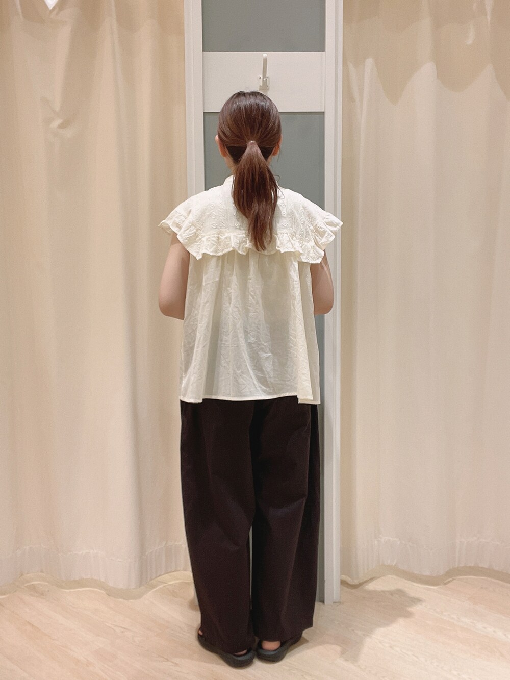 ホワイト系のかごバッグ、ブラック系のサンダル、ホワイト系のシャツ/ブラウスを着用したレディースの夏コーディネートの4枚目の写真