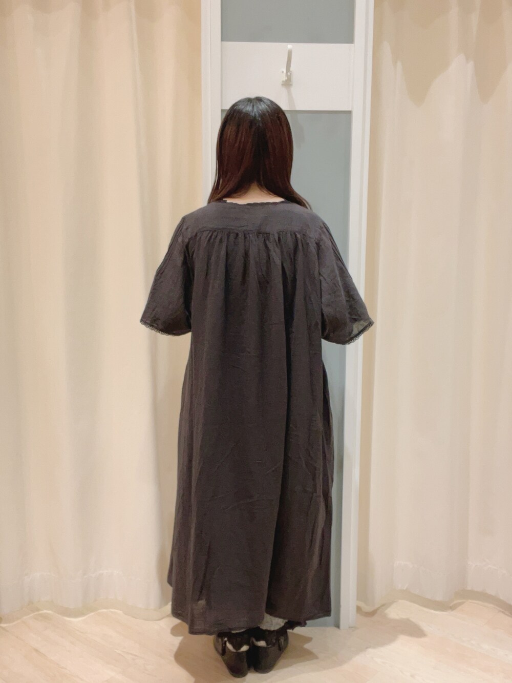 「Samansa Mos2、SM2、サマンサ モスモス(Samansa Mos2)、ワンピース、レース、レースワンピース、パンツスタイル、ナチュラル、ナチュラルガーリー、大人かわいい、ワンストラップシューズ、夏コーデ、秋コーデ」｜「Samansa Mos2のワンストラップシューズ（ドレスシューズ、ブラック系）」を使った、𝙼 𝙸 𝚈 𝚄さん（レディース・158cm）の夏コーディネートの3枚目の写真