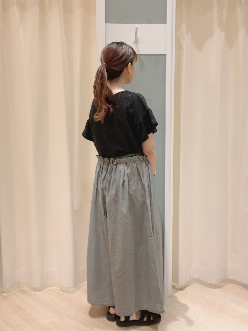 「Samansa Mos2、SM2、サマンサ モスモス(Samansa Mos2)、ナチュラル、ナチュラルガーリー、大人ガーリー、大人かわいい、レースカットソー、レース、ハカマパンツ、夏コーデ」｜「Samansa Mos2のアイレットレース柄カットソー（Tシャツ/カットソー、ブラック系）」を使った、𝙼 𝙸 𝚈 𝚄さん（レディース・158cm）の夏コーディネートの2枚目の写真