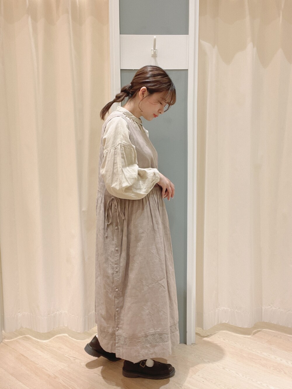 ベージュ系のエコバッグ/サブバッグ、ブラウン系のその他シューズ、ベージュ系のワンピースを着用したレディースの春コーディネートの3枚目の写真