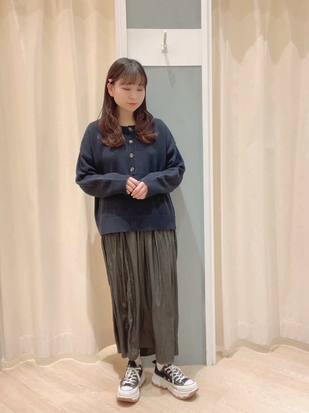 「Samansa Mos2、Samansa Mos2 blue、サマンサモスモスブルー、マウンテンパーカー、スカート、ニット、カジュアルコーデ、シンプルコーデ、春コーデ」｜「Samansa Mos2 blueの裏フリースマウンテンパーカー（ブルゾン、ホワイト系）」を使った、𝙼 𝙸 𝚈 𝚄さん（レディース・158cm）の冬コーディネートの4枚目の写真