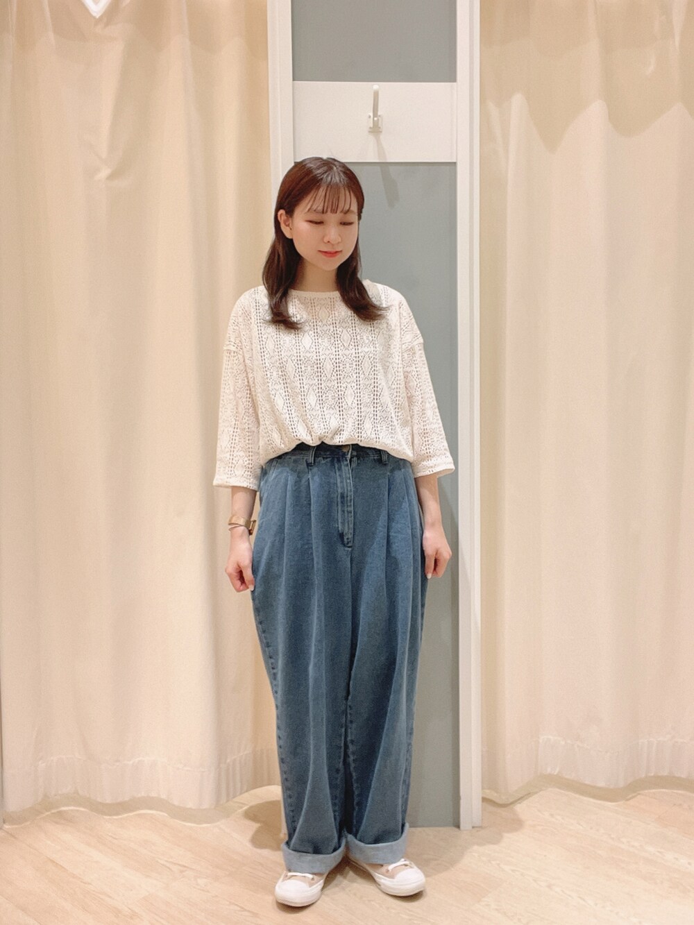 イエロー系のスニーカー、レッド系のショルダーバッグ、ホワイト系のカーディガン/ボレロを着用したレディースの夏コーディネートの2枚目の写真